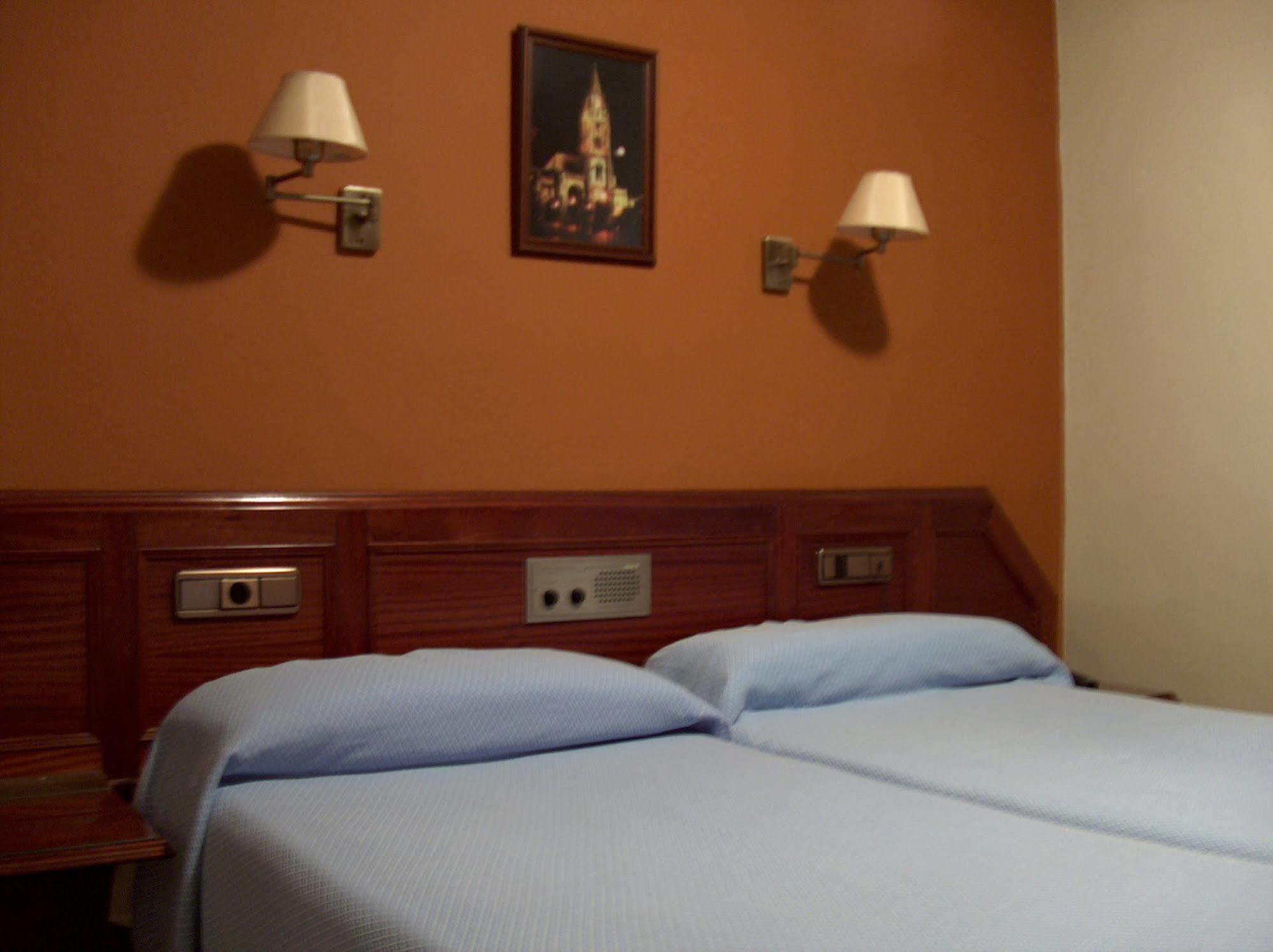 Hotel Ovetense Oviedo Exterior photo